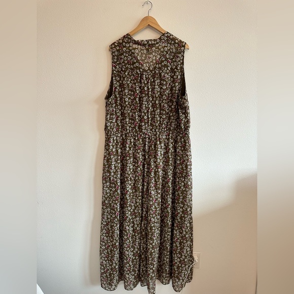 NWT Lane Bryant maxi dress. Perfect for fall. Army green size 22/24.Has pockets. - Picture 4 of 10